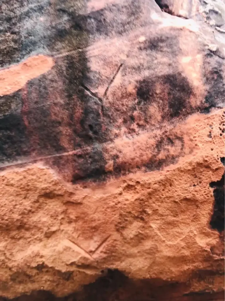 Caverna com arte rupestre antiga