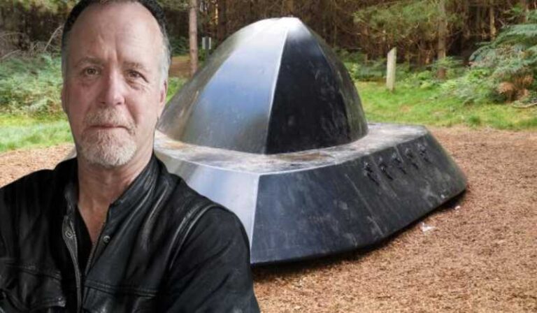 À esquerda, uma das testemunhas, o ex-oficial Larry Warren, e ao fundo, a escultura que representa a nave que pousou na Floresta de Rendlesham.