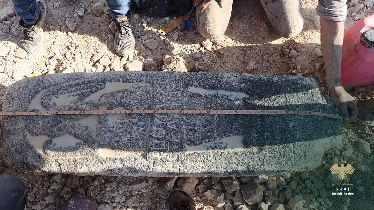 Estelicha de basalto romano de 2.000 anos com uma inscrição de águia e grego desenterrado em Manbij, Síria