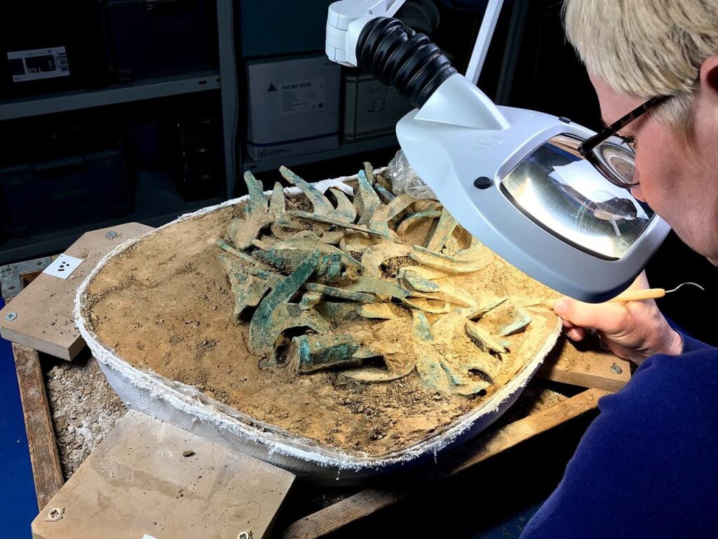 Bloco do tesouro passando por processamento em laboratório. Crédito: Escritório Estadual de Arqueologia da Saxônia