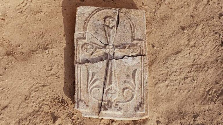 1.400 -Year Cross prova a existência de um assentamento monástico cristão em Abu Dabi
