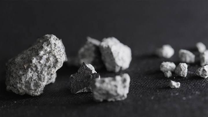 Fragmentos do meteorito que caiu em McDonough, uma cidade que faz parte da área metropolitana de Atlanta, Geórgia, EUA. Crédito: Cade Massey.