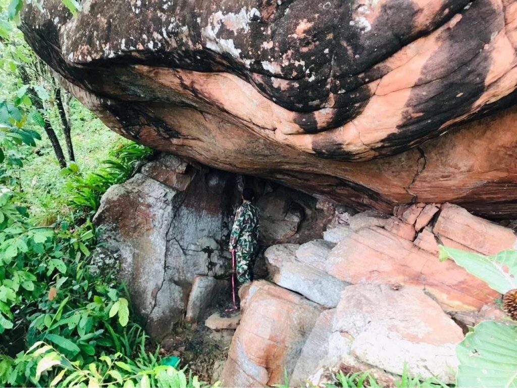 Caverna misteriosa com arte rupestre antiga desenterrada no santuário florestal tailandês