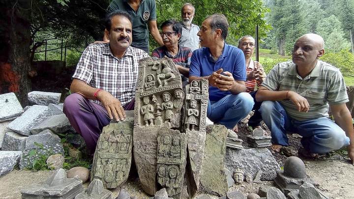 Encuentran antiguos ídolos hindúes en estructura sumergida en Jammu y Cachemira, India