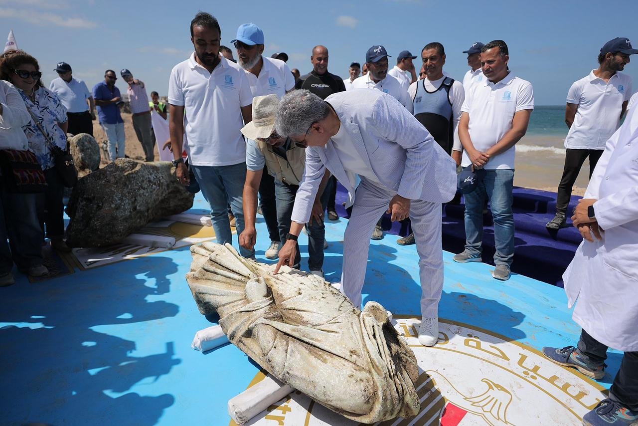 A recuperação ocorreu durante as operações do Patrimônio Cultural Subaquático, com a presença de autoridades egípcias de alto escalão. Cortesia do Ministério do Turismo e Antiguidades do Egito.