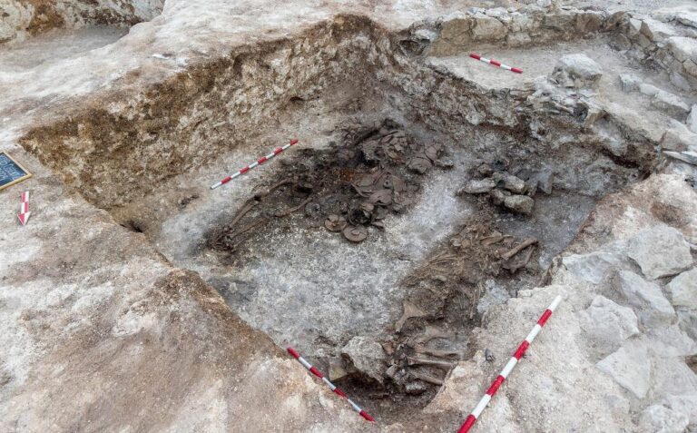 Túmulo de guerreiros trácios da era helenística desenterrado no sul da Bulgária
