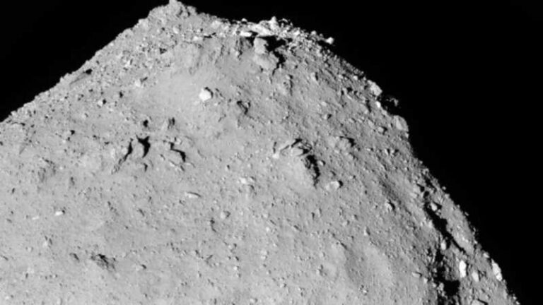 Uma imagem em close-up do asteróide Ryugu. Crédito da imagem: JAXA, UTokyo e colaboradores