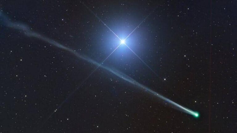 O cometa R2 SWAN passando próximo à brilhante estrela Spica em 15 de setembro de 2025 (imagem rotacionada 90°). Crédito: Gerald Rhemann, Michael Jaeger.