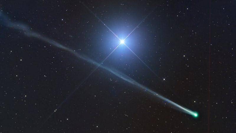 O cometa R2 SWAN passando próximo à brilhante estrela Spica em 15 de setembro de 2025 (imagem rotacionada 90°). Crédito: Gerald Rhemann, Michael Jaeger.