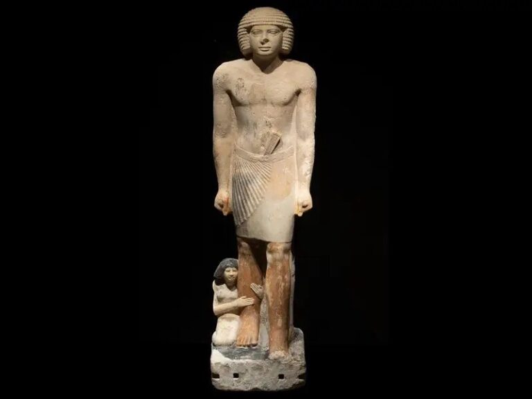 Estátua única de família egípcia descoberta em Saqqara redefine a arte do Antigo Reino