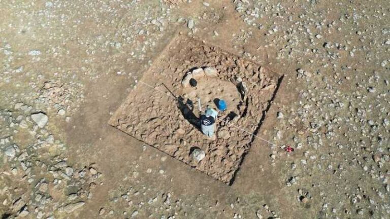 Vista aérea das escavações em Mendik Tepe, sítio arqueológico considerado mais antigo que Göbekli Tepe —conhecido como o “ponto zero da história” e inscrito na Lista do Patrimônio Mundial da UNESCO em 2018— e que Karahan Tepe. A imagem foi registrada em Şanlıurfa, Turquia, em 27 de agosto de 2025. Crédito: AA.