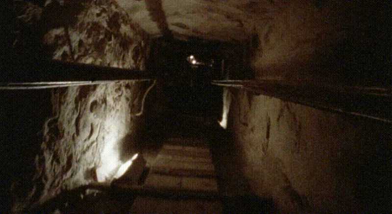 Um corredor na Pirâmide de Quéops (também conhecida como Pirâmide de Khufu) em Gizé, no Egito. Ele já foi alvo de armadilhas? (Crédito da imagem: BC Video Inc via Getty Images)