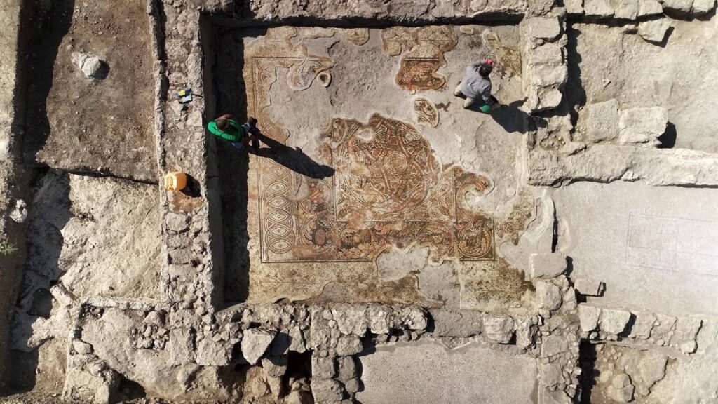 Magníficos mosaicos que atestam a grande riqueza e prosperidade da antiga comunidade samaritana. Crédito: Emil Aladjem, Autoridade de Antiguidades de Israel