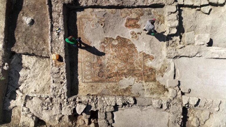 Arqueólogos descobrem a propriedade samaritana de 1.600 anos com mosaicos em Kafr Qasim
