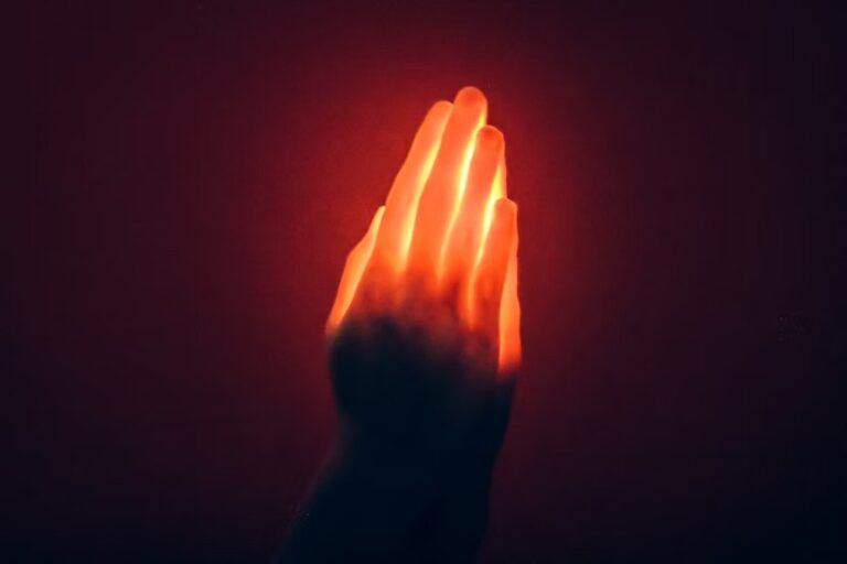 Os nossos corpos podem emitir uma luz visível extremamente fraca em todos os momentos. Crédito da imagem: Nastia Petruk/unsplash