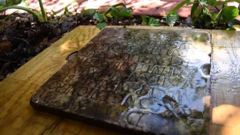 A pedra revelou-se ser a lápide inscrita de um soldado nascido na Trácia que serviu em navios de guerra romanos e foi enterrado na Itália. (Crédito da imagem: D. Ryan Gray)