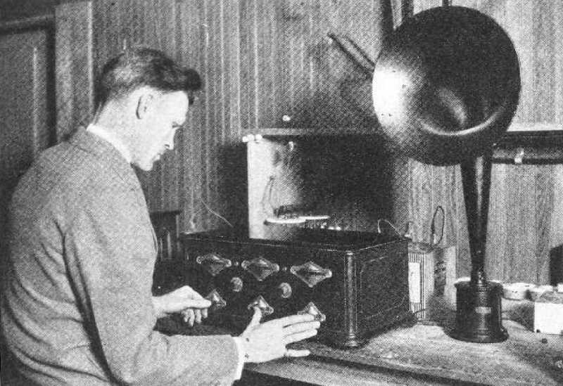 Sintonizando um rádio na década de 1920. Crédito da imagem: S. Gordon Taylor