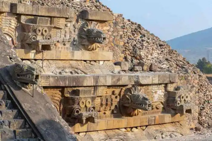 Parte do restaurado Templo de Quetzalcóatl, a Serpente Emplumada, na Cidadela de Teotihuacan, na cidade de San Juan Teotihuacan, Estado do México, México. (Wangkun Jia/Adobe Stock)