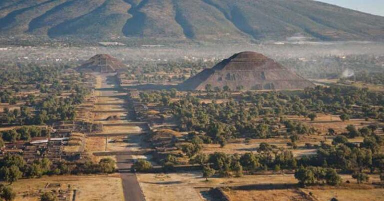 Vista panorâmica de Teotihuacan, no México, mostrando as antigas pirâmides e o complexo cerimonial que abrigou até 125 mil habitantes em seu auge, entre 100 a.C. e 600 d.C. Fonte: Christophe Helmke/Universidade de Copenhague