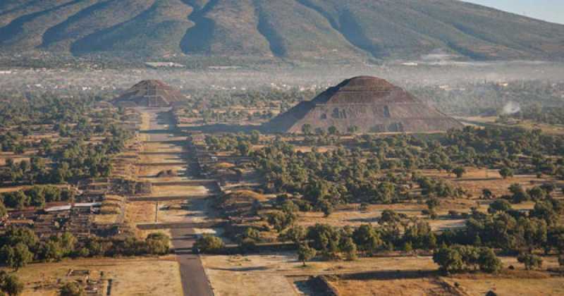 Vista panorâmica de Teotihuacan, no México, mostrando as antigas pirâmides e o complexo cerimonial que abrigou até 125 mil habitantes em seu auge, entre 100 a.C. e 600 d.C. Fonte: Christophe Helmke/Universidade de Copenhague