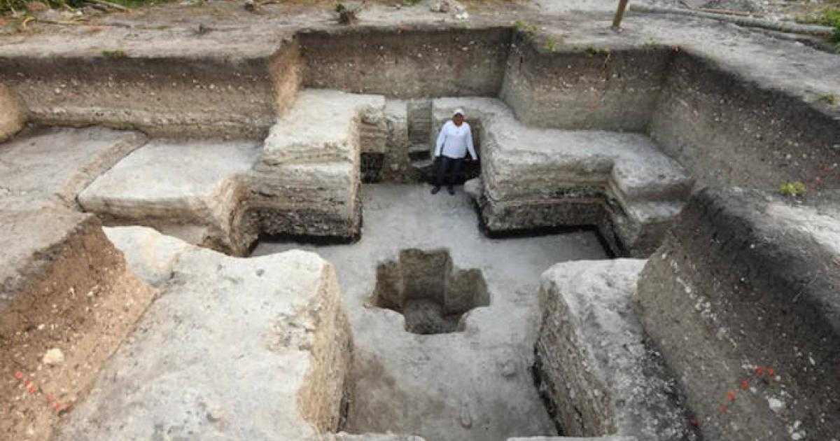 Escavação e o depósito cruciforme com pigmentos. Takeshi Inomata e Melina Garcia. Fonte: Atasta Flores/INAH