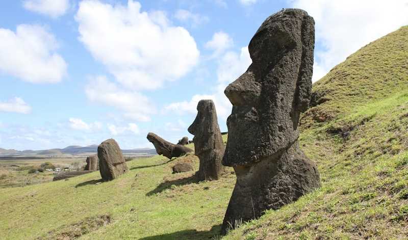 Pesquisadores argumentam que as cabeças da Ilha de Páscoa foram produzidas por um pequeno clã e transportadas de forma relativamente simples por um grupo reduzido de pessoas. Crédito da imagem: Thomas Griggs/Unsplash