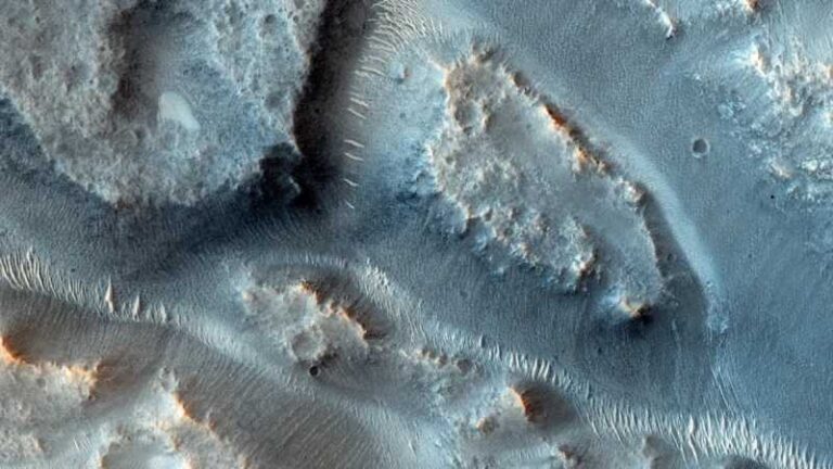 Uma complexa rede de vales próxima a Idaeus Fossae, em Marte, registrada pela sonda Mars Reconnaissance Orbiter. Crédito: NASA/JPL-Caltech/University of Arizona.