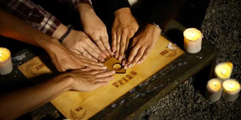O tabuleiro Ouija foi desenvolvido pela primeira vez em 1890.