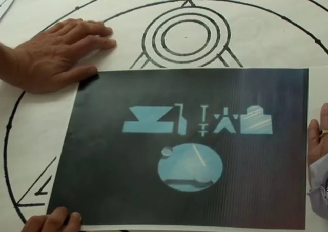 Uma ilustração dos símbolos que teriam levado o sargento James Penniston a receber mensagens telepáticas após tocá-los e que supostamente cobriam o exterior da nave de Rendlesham.