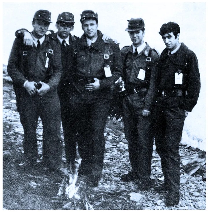 O cabo Jesús Jofre Milà ao centro, junto de seus companheiros de farda na época do incidente.