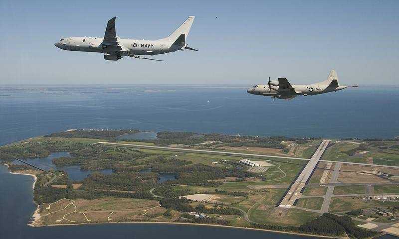 Um P-8A Poseidon da Marinha dos Estados Unidos voa ao lado de um P-3C Orion antes de pousar na Estação Aérea Naval de Patuxent River, em 2010.