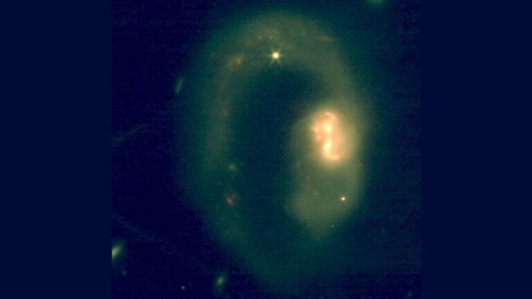 Imagem em cores falsas da galáxia IRAS 07251–0248 obtida pela câmera de infravermelho próximo (NIRCam) do Telescópio Espacial James Webb (JWST). A imagem foi produzida a partir da combinação de exposições realizadas com os filtros largos de 2 µm (azul), 2,77 µm (verde) e 3,56 µm (vermelho) da NIRCam. Os dados fazem parte das observações realizadas no âmbito do Programa GO do JWST, ID 3368 (P.I. L. Armus). Os dados calibrados foram obtidos no Arquivo Mikulski para Telescópios Espaciais, no Space Telescope Science Institute, operado pela Association of Universities for Research in Astronomy, Inc., sob contrato da NASA NAS 5-03127 para o JWST.