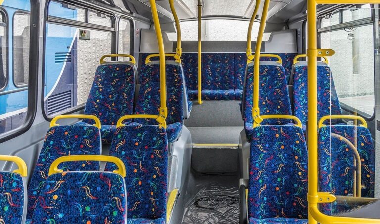Adolescente Furta Ônibus e Percorre 80 Milhas para Encontrar Namorada