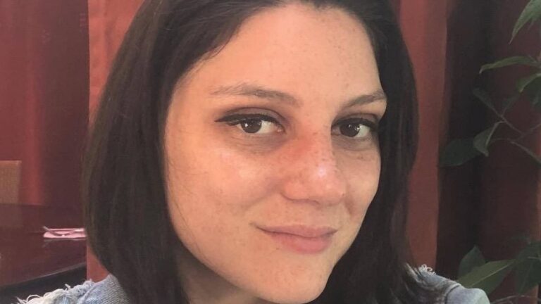 Amy Eskridge (na foto) era uma cientista que pesquisava tecnologia antigravidade antes de falecer em 2022, aos 34 anos.