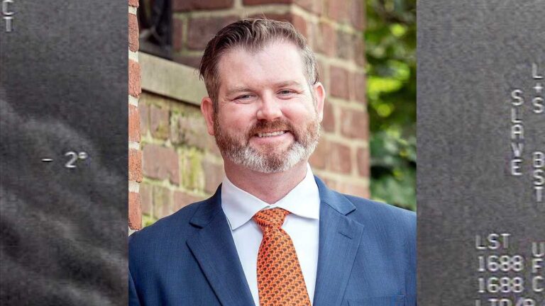 Matthew James Sullivan (na imagem) era um veterano da Força Aérea dos Estados Unidos que supostamente estava prestes a testemunhar como denunciante na investigação em andamento do Congresso sobre OVNIs.