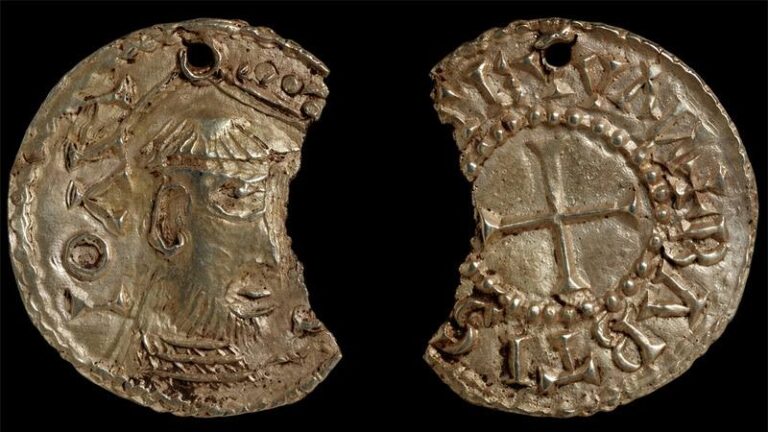 Um lado da moeda mostra o perfil de um homem barbado com o nome João em latim, enquanto o outro conserva parte de uma inscrição latina que se traduz como “batista e evangelista”. Crédito: Andrew Williams/Norfolk County Council.