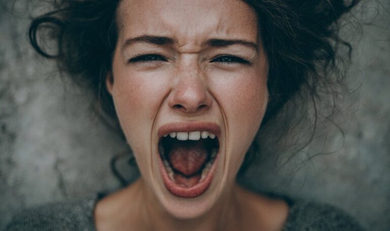 Turista fica presa em fossa por horas após colapso de banheiro na Austrália