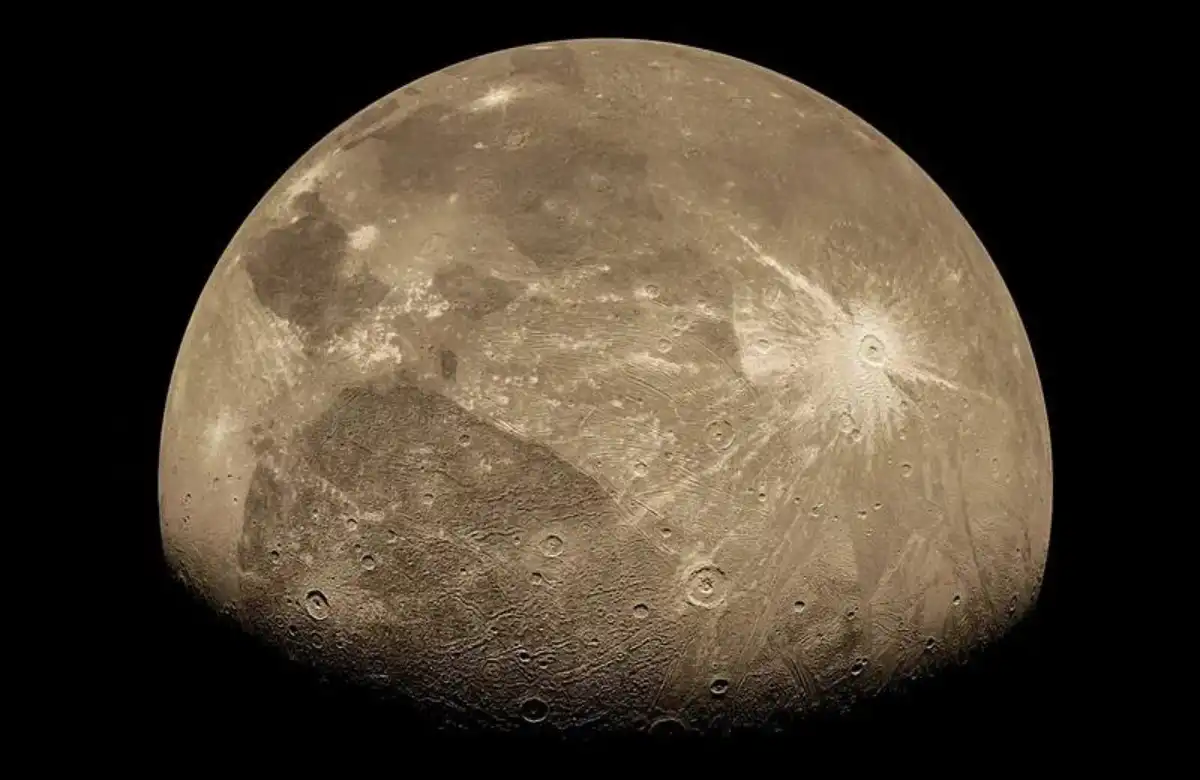 Esta imagem aprimorada da lua joviana Ganímedes foi obtida pela câmera JunoCam, a bordo da sonda espacial Juno, da NASA, durante o sobrevoo da lua gelada realizado em 7 de junho de 2021, na 34ª aproximação da missão a Júpiter. Crédito: NASA/JPL-Caltech/SwRI/MSSS/Kalleheikki Kannisto.