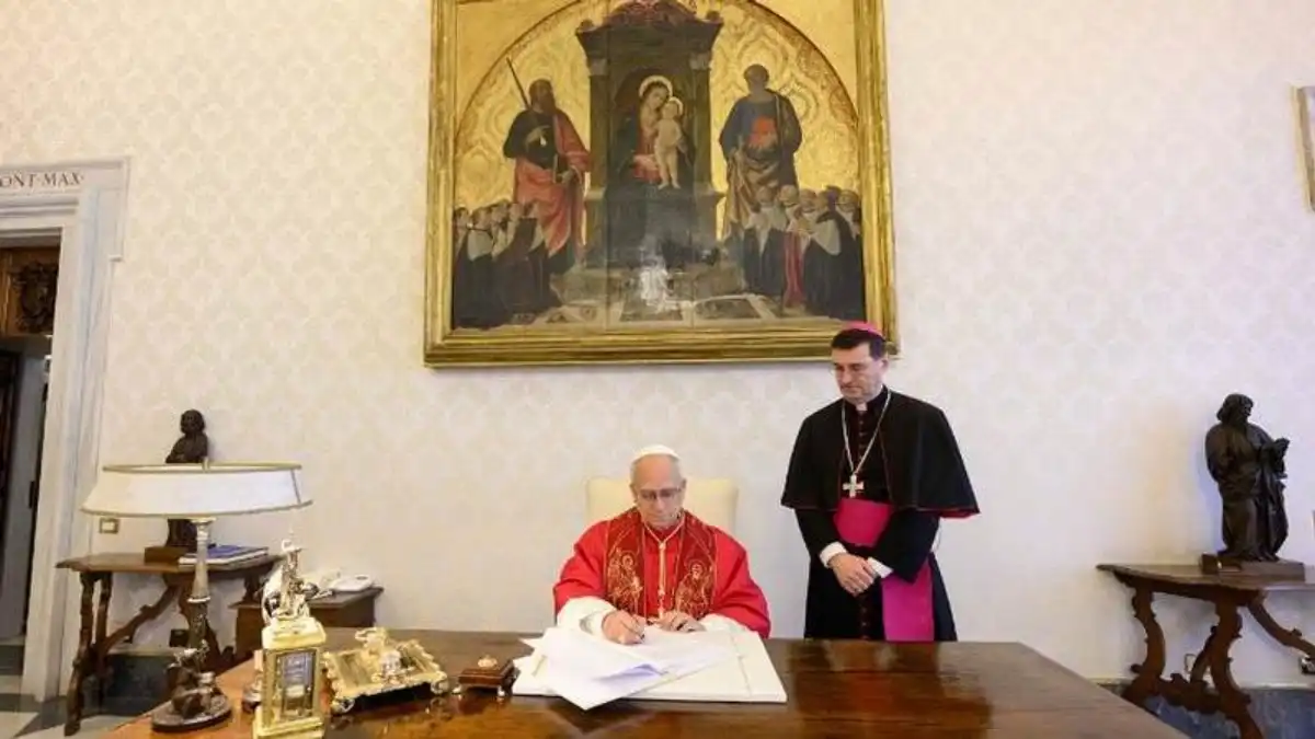 O papa Leão XIV assina “Magnifica humanitas”. Crédito: Vatican Media.