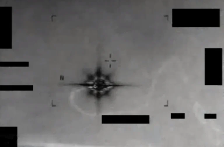 A imagem da estrela de oito pontas foi capturada nos arquivos de UFOs. Departamento de Guerra