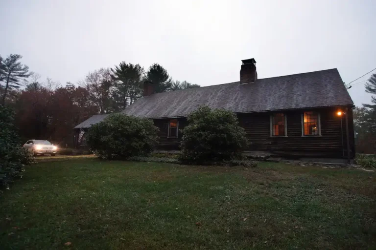 A famosa casa de “Invocação do Mal”, situada no nº 1677 da Round Top Road, em Burrillville, Rhode Island. — Foto: Barry Chin / Globe Staff
