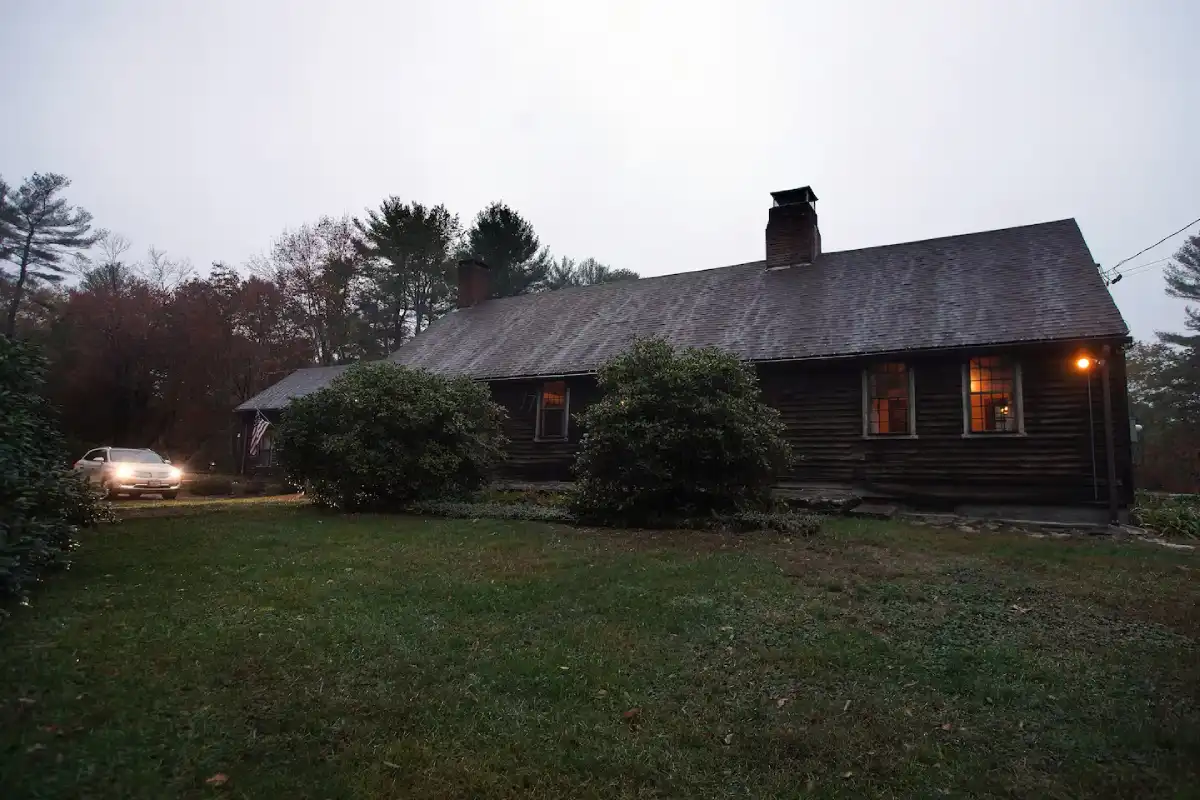 A famosa casa de “Invocação do Mal”, situada no nº 1677 da Round Top Road, em Burrillville, Rhode Island. — Foto: Barry Chin / Globe Staff