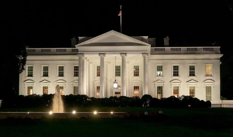Trump sugere liberação de arquivos sobre UAPs durante visita da tripulação da Artemis II