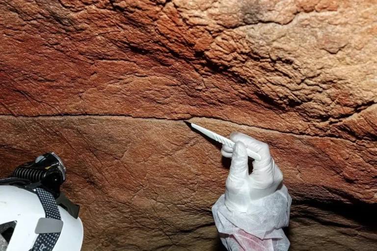 Amostragem de pigmento em uma figura de arte rupestre claviforme em Tebellín, Espanha. Crédito: Alberto Martínez Villa