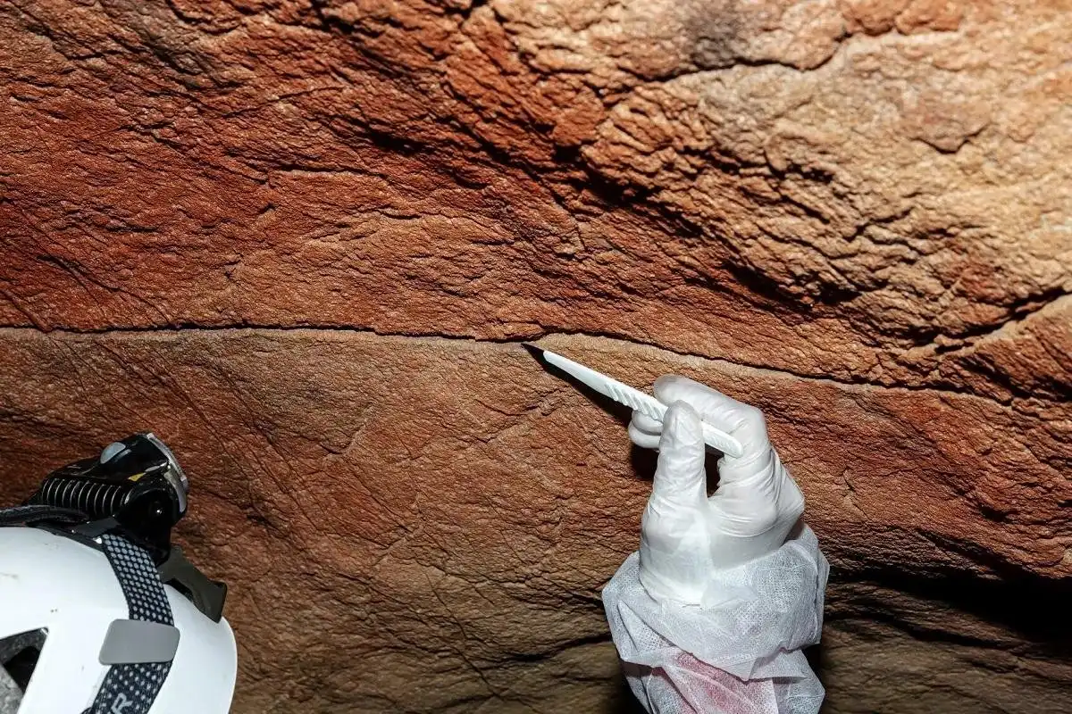 Amostragem de pigmento em uma figura de arte rupestre claviforme em Tebellín, Espanha. Crédito: Alberto Martínez Villa