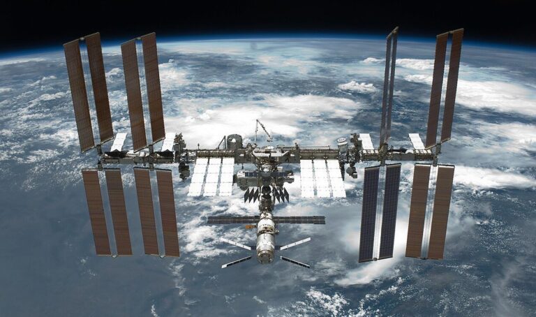 Astronautas da ISS buscam abrigo devido a vazamento de ar