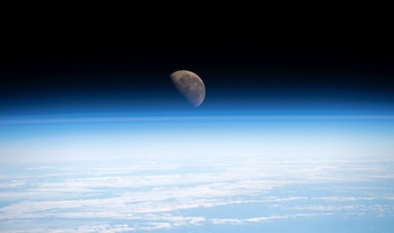 China lança objeto desconhecido em órbita com avião espacial