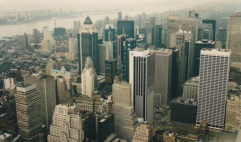 Polícia investiga pessoas saindo de bueiros em Nova York