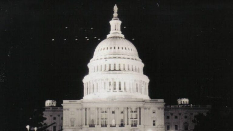 Na versão oficial sobre os incidentes de julho de 1952, a Força Aérea dos Estados Unidos afirmou que os avistamentos visuais sobre Washington foram resultado de fenômenos aéreos identificados de forma equivocada, como estrelas ou meteoros. Além disso, sustentou que os ecos anômalos detectados pelos radares foram causados por uma inversão térmica, uma condição meteorológica que afetava a atmosfera da capital durante as duas noites em que os sinais foram registrados.