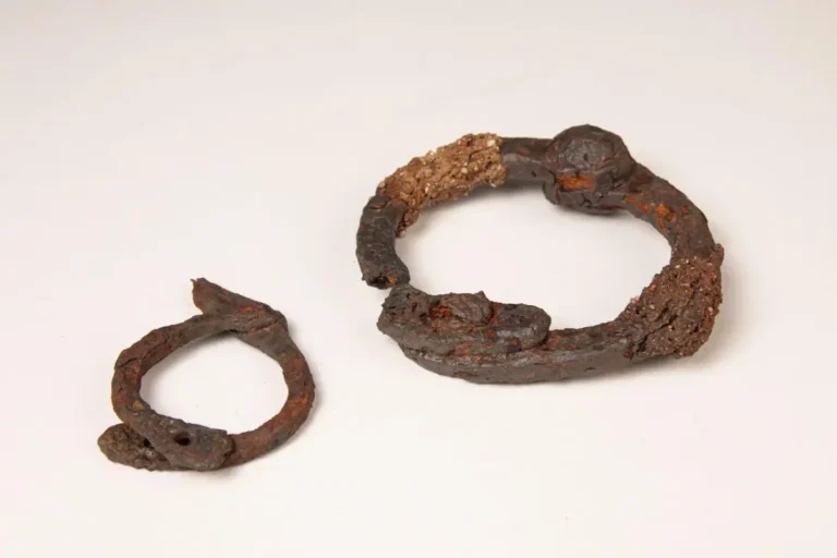 Descoberta de grilhões de ferro em Allonnes indica tráfico de escravos